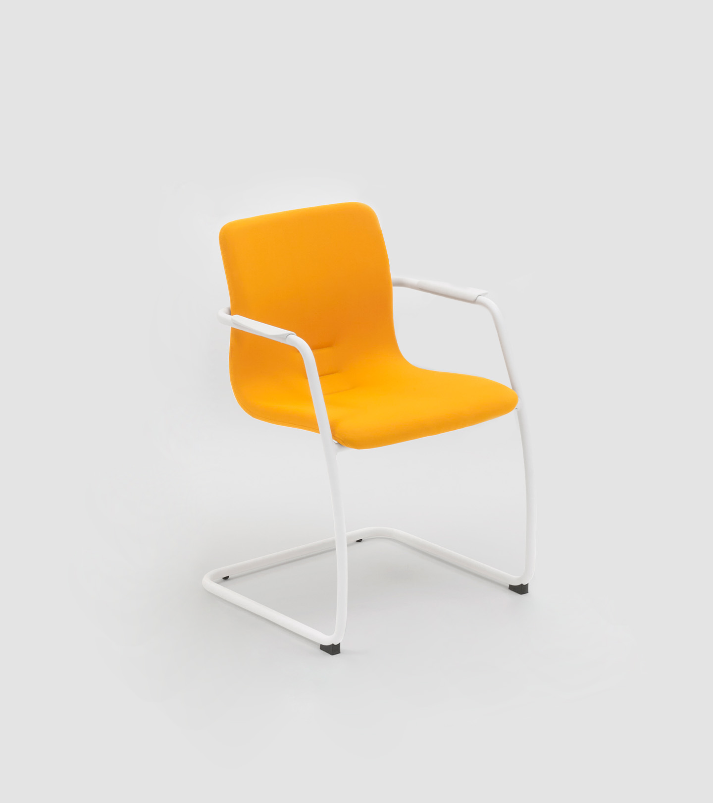 immagine sedia cantilever con braccioli imbottita